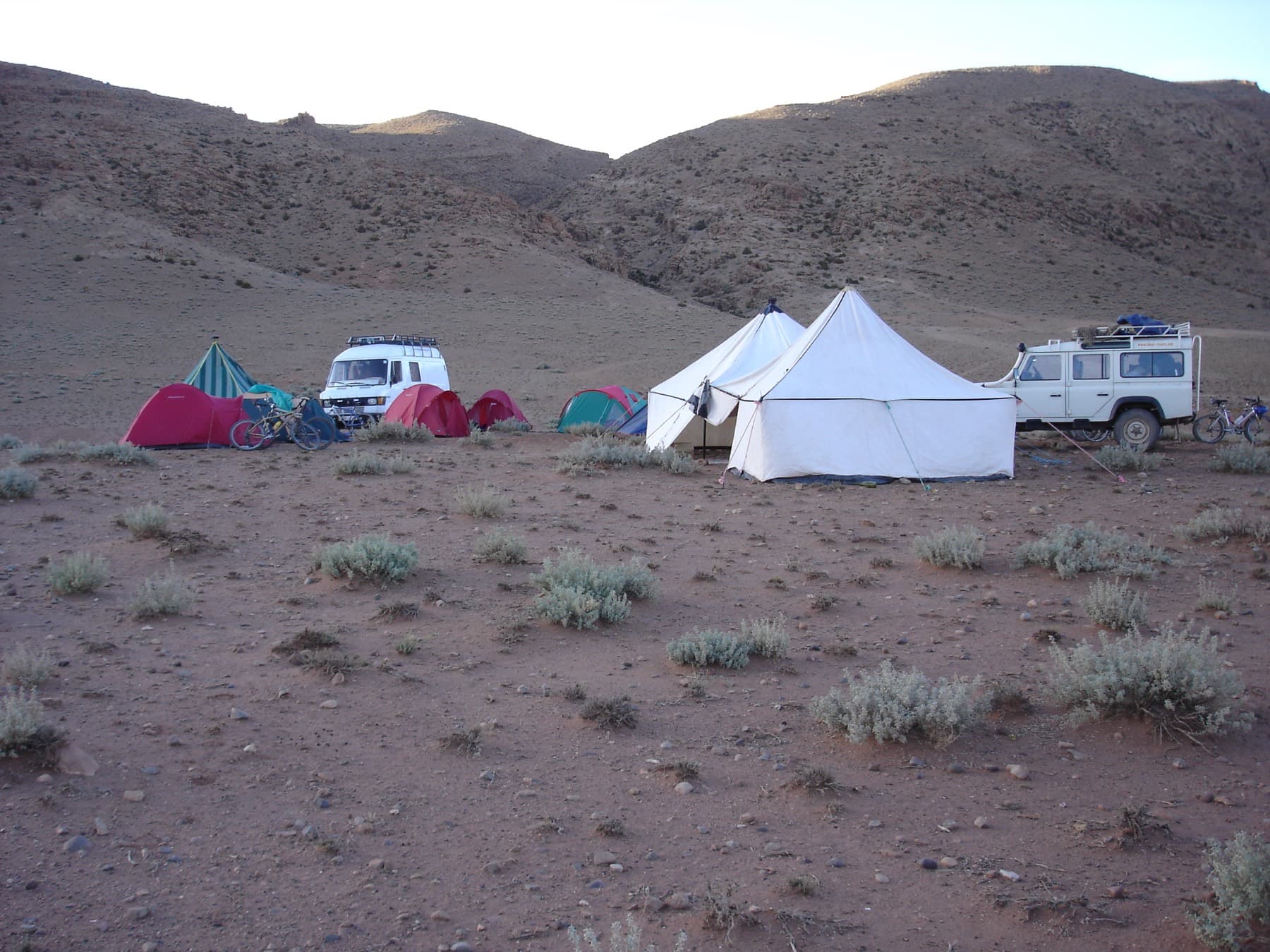 Campement de tentes au pied des collines, au lever du jour