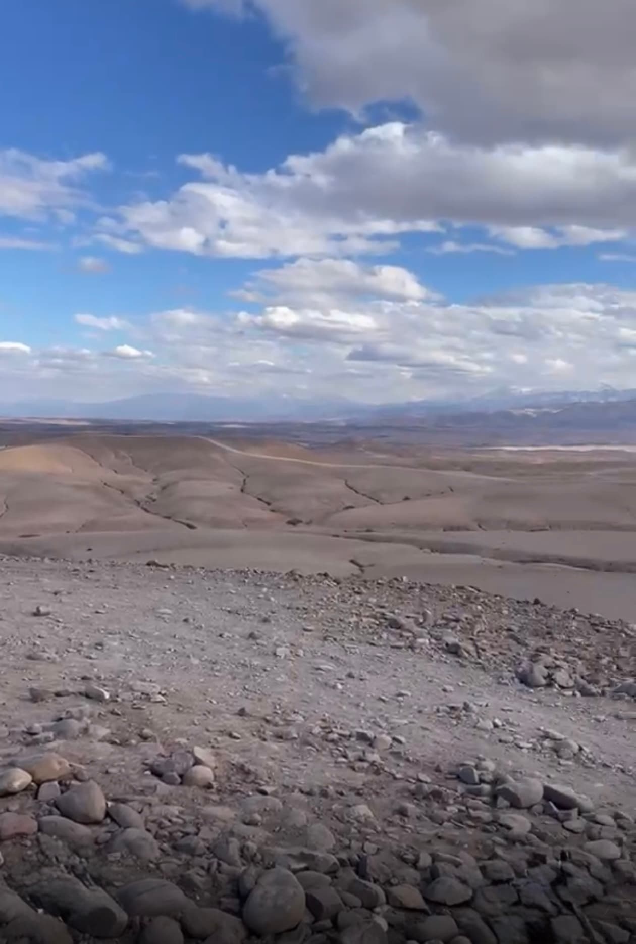 Plateau caillouteux du sud marocain, montagnes à l'horizon