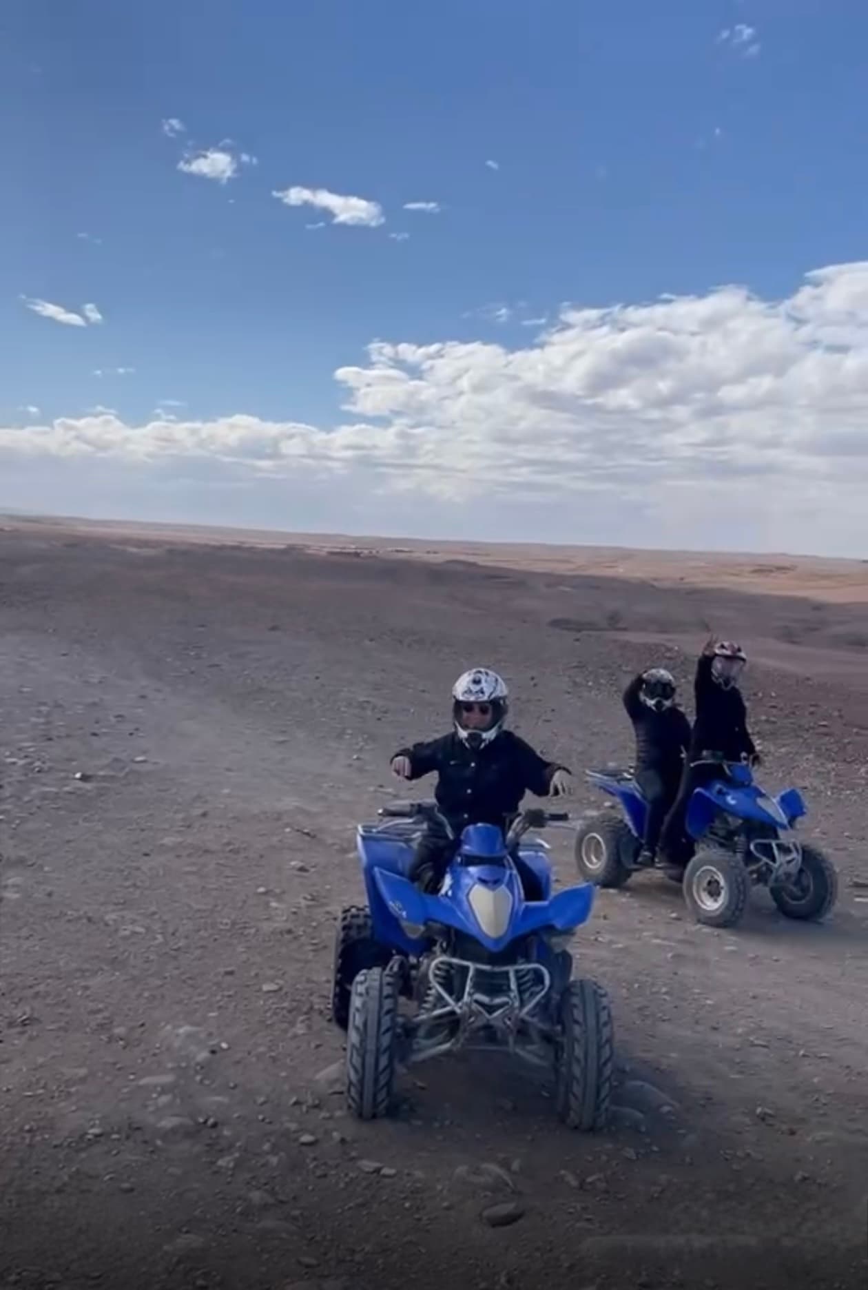 Sortie encadrée en quad, casques et équipement de protection