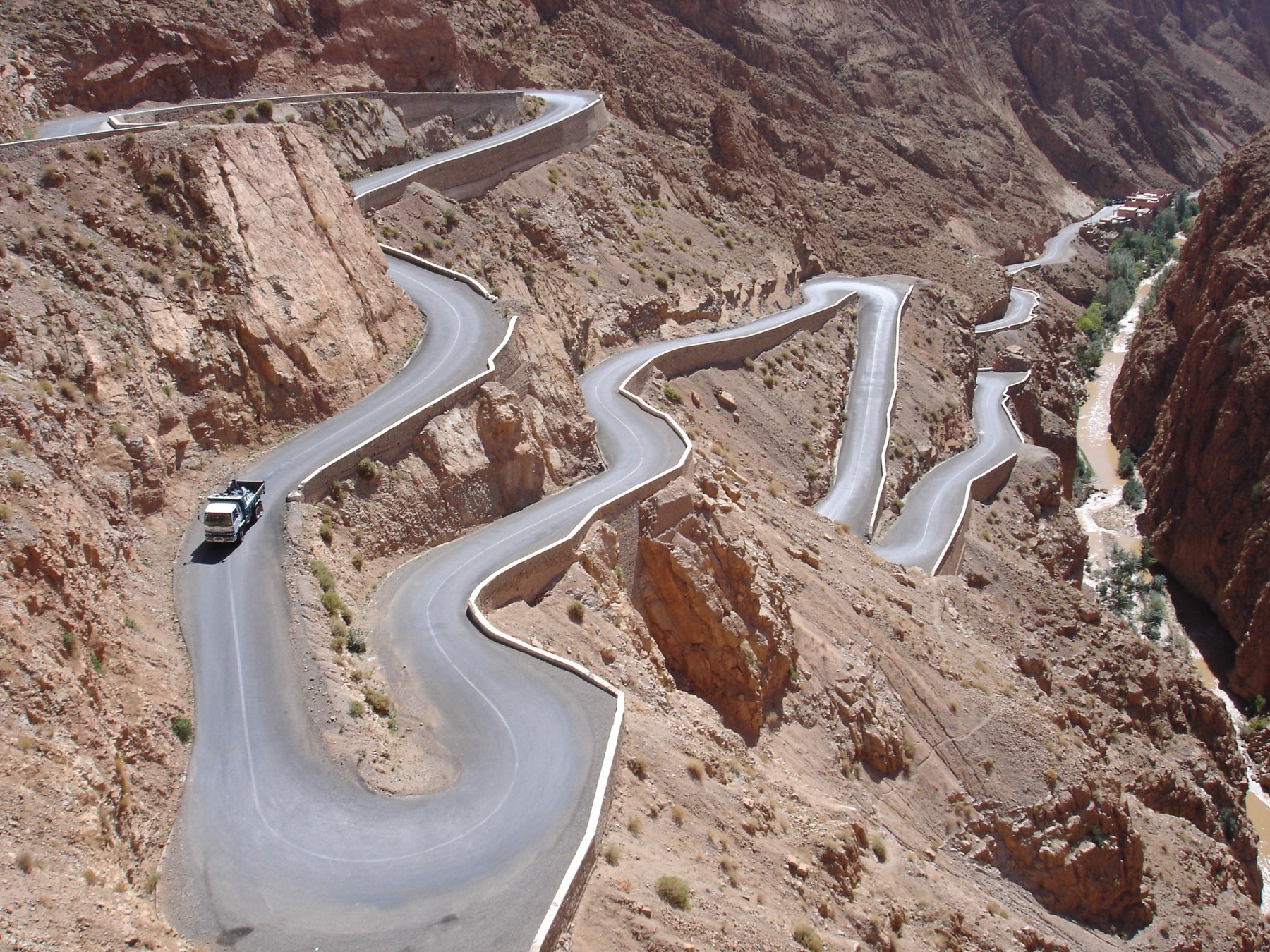Route en lacets taillée dans les gorges marocaines